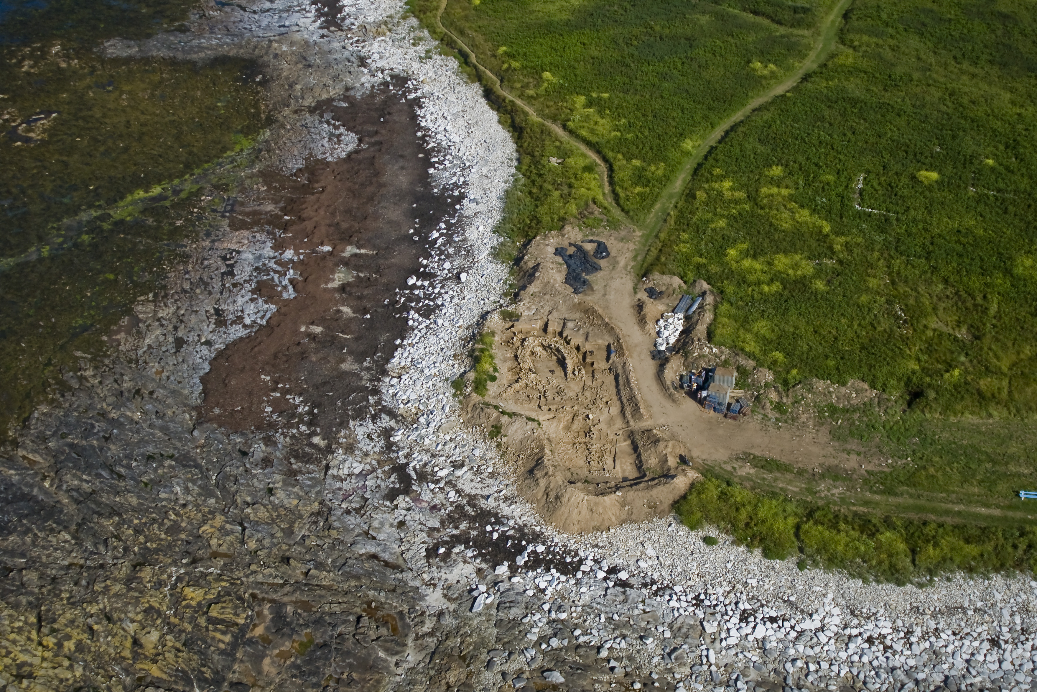 Vue aérienne de l’habitat de Beg ar Loued en cours de fouille, à marée basse 