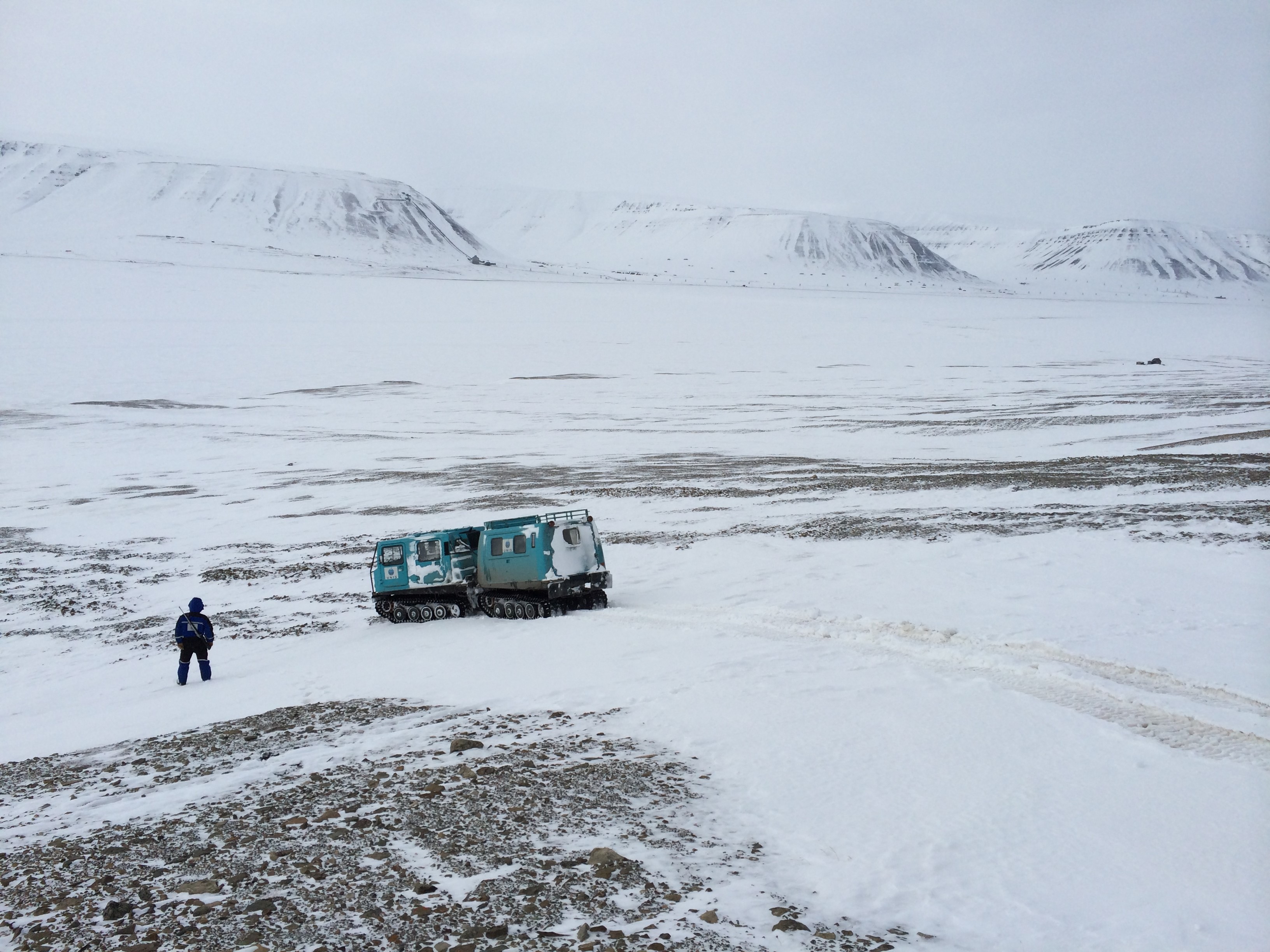Installation du réseau sismologique temporaire à Svalbard, Mai 2014 (crédits J. Albaric)