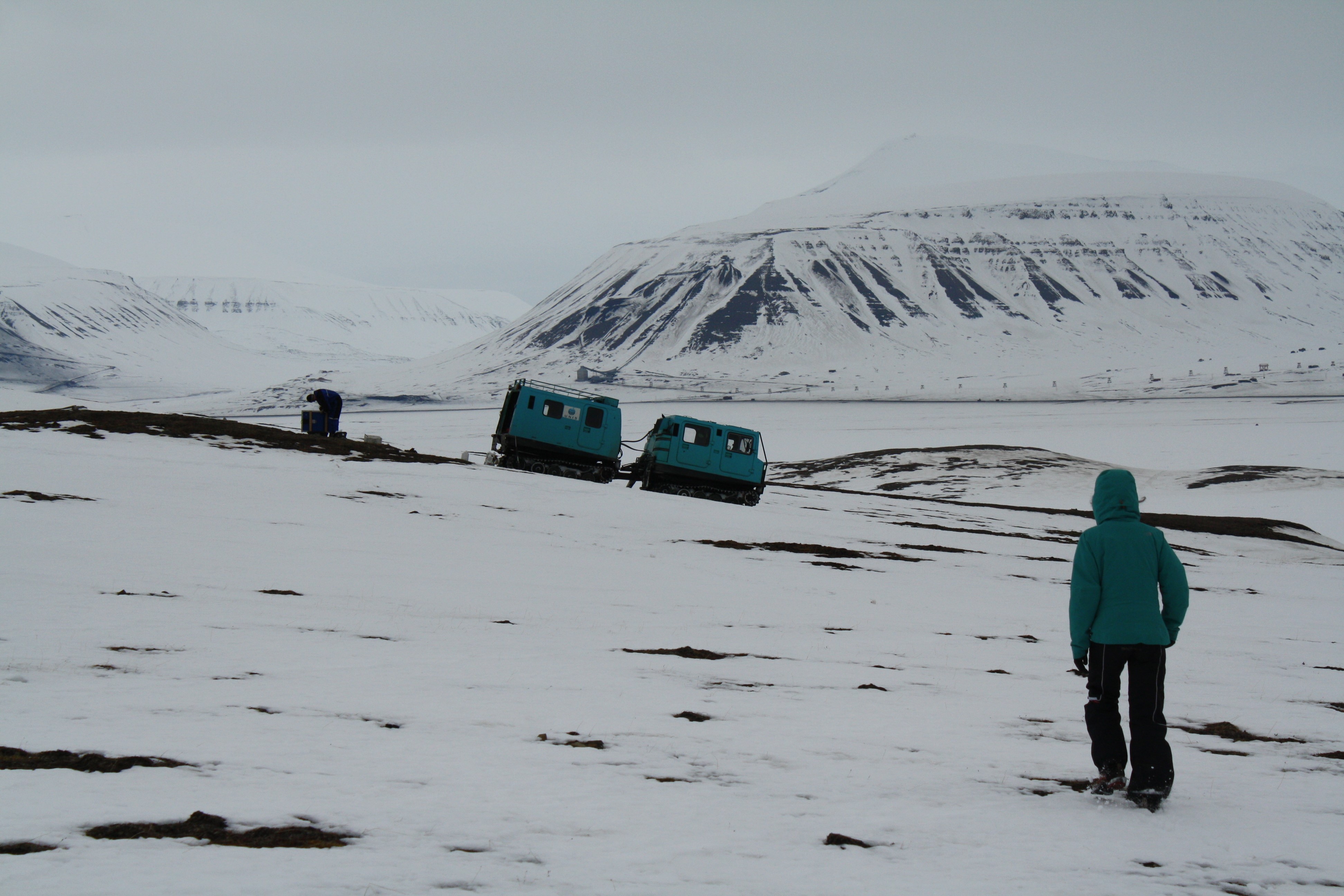 Installation du réseau sismologique temporaire à Svalbard, Mai 2014 (crédits B. Vial)