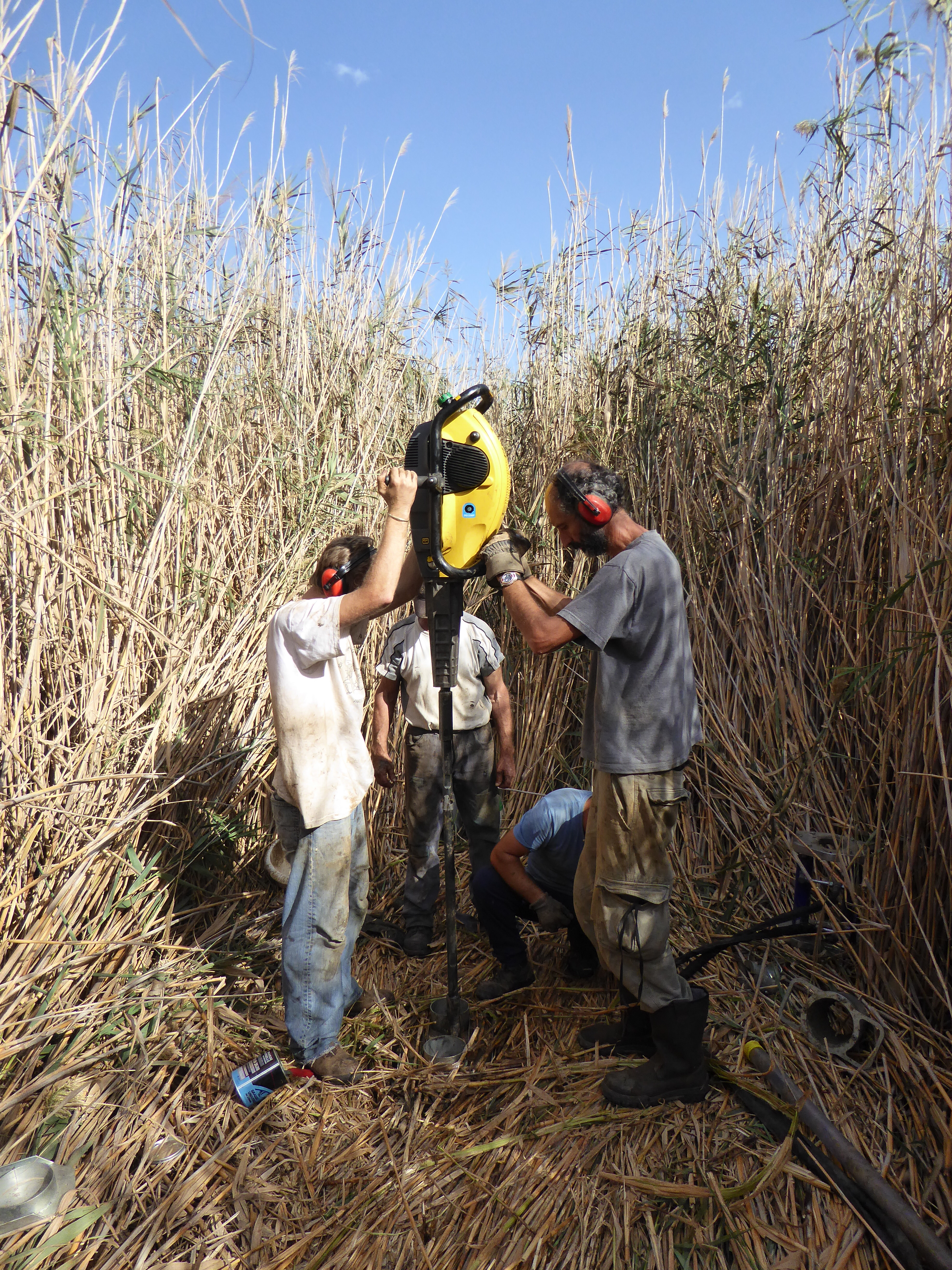 Mise en place d’un carottage dans le marais de Malia (juste au pied de la cité minoenne) qui permet de remonter les archives sédimentaires accumulées dans le marais. Ce sont elles qui nous permettent de trouver les dépôts de tsunami à 2 à 3m de profondeur (cliché L. Lespez)