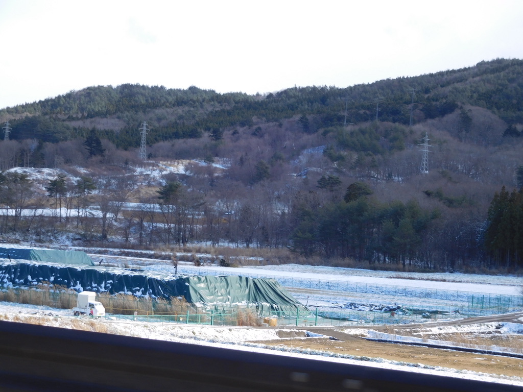 Dépôts bâchés de terre radioactive dans la commune de Litate, Préfecture de Fukushima (cliché : E Garnier)