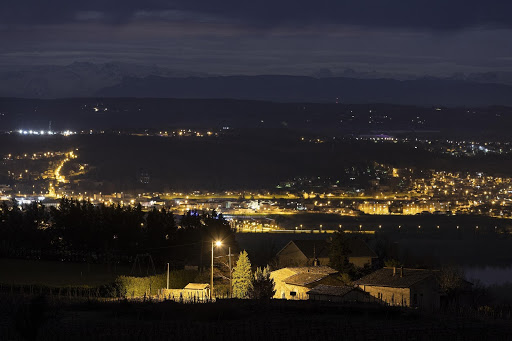 ALAN, un puissant outil d’aménagement des espaces, mais un facteur de dégradation de l’obscurité et de fragmentation des habitats. Vue sur la vallée du Rhône depuis la bordure est du Parc naturel régional (PNR) du Pilat.
