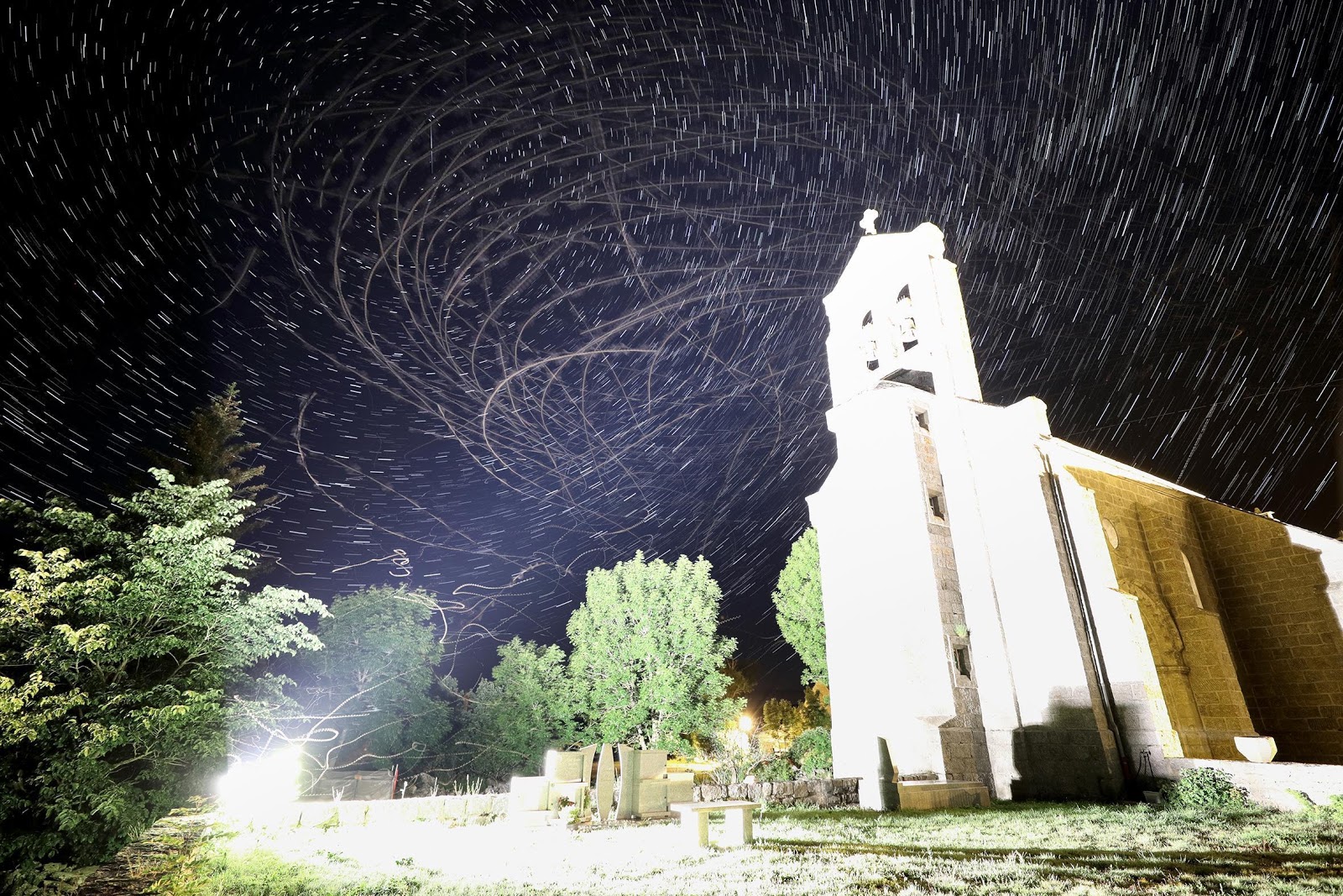illustration de l’effet d’attraction de la lumière artificielle nocturne sur les insectes et de l’effet induit sur l'activité de certaines espèces de chauves-souris dans l'aire de répartition d’un luminaire. Photographies : Samuel Challéat,