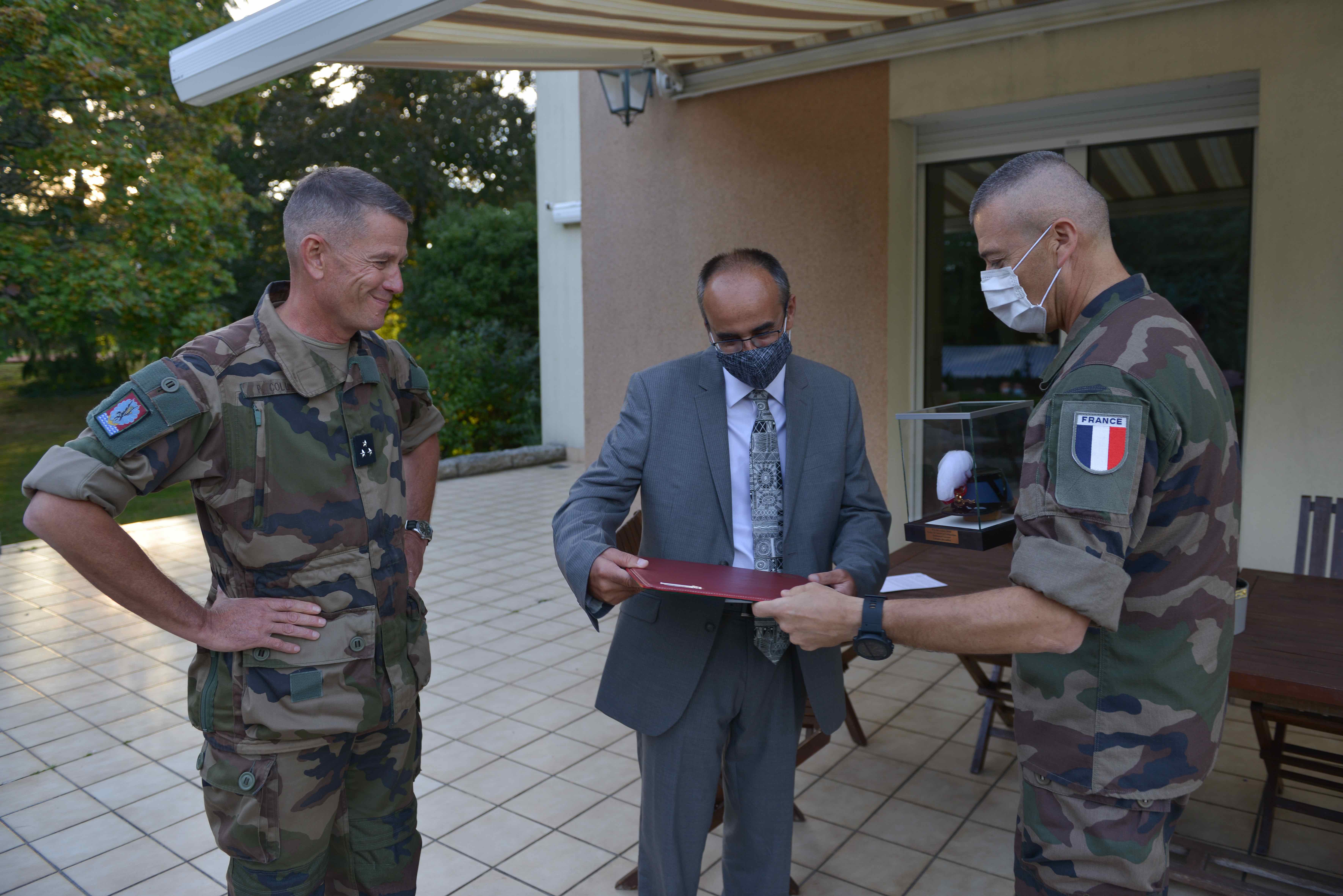 Remise du prix par les généraux Patrick Collet (commandant de l’école de St-Cyr coêtquidan) et Thierry Burkhard, chef d’état-major de l’armée de terre, en présence de la ministre des armées.