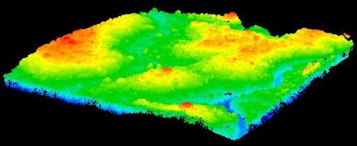 Exemple de nuage de points obtenu à l'aide d'un laser aéroporté après survol d'un pan de forêt tropicale (Guyane française). L'altitude d'un point est d'autant plus importante que sa couleur est chaude. Les informations structurelles contenues dans ce nuage de points seront conjuguées à des données d'inventaire pour calibrer un modèle, lequel sera ensuite appliqué à l'ensemble de la couverture LiDAR. 