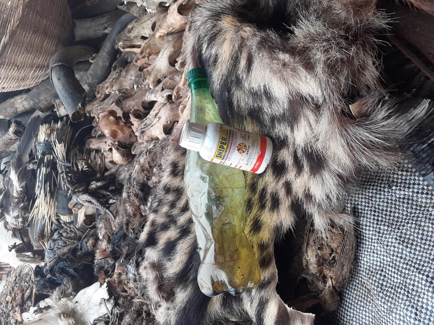 Bouteille de Sniper, insecticide à base de Dichlorvos utilisé pour la fixation des tissus animaux vendus sur les marchés de dépouilles au Bénin © Stanislas Zanvo