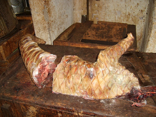 Pangolin écaillé destiné à la consommation sur un étal du marché de Yaoundé (Cameroun) © Flobert Njiokou