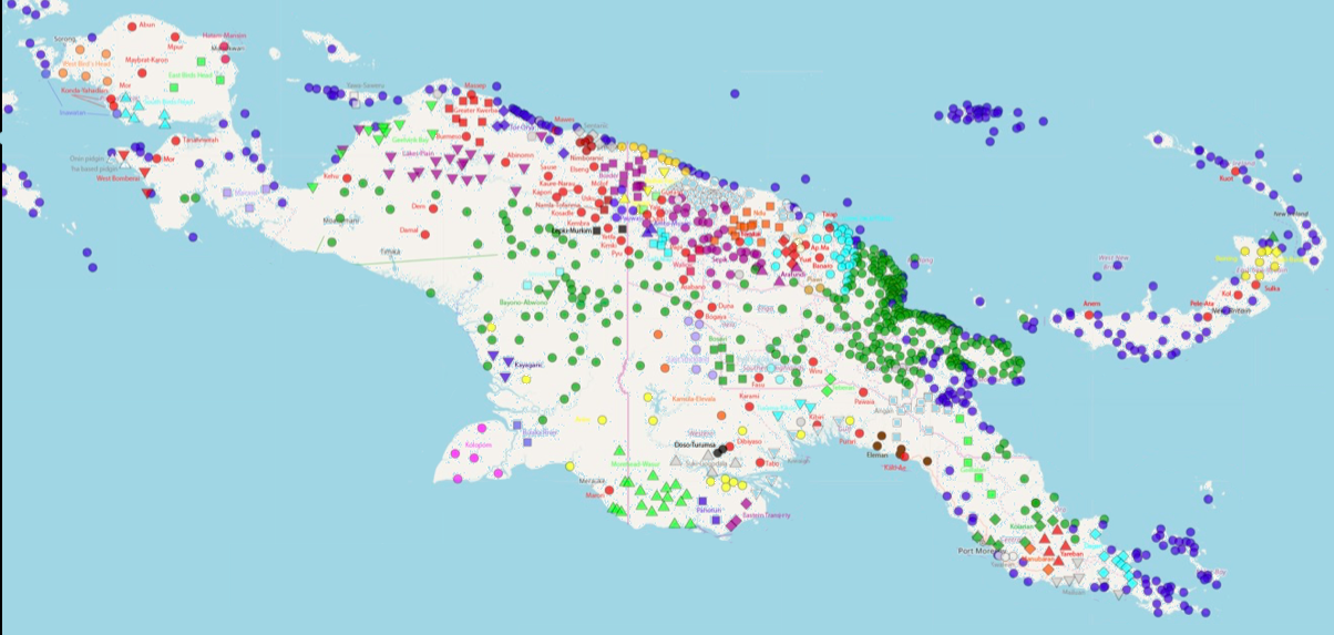La diversité linguistique en Nouvelle-Guinée est l’une des plus élevées au monde (chaque point d’occurrence sur la carte correspond au point central de la zone géographique où une langue donnée est parlée). La plupart de ces langues appartiennent soit à la famille des langues trans néo-guinéennes (points vert foncé), soit à la famille des langues austronésiennes (points bleu foncé). La ligne verticale au centre de l’île principale de la Nouvelle-Guinée représente la frontière internationale entre la Papouasie-Nouvelle-Guinée à l’est et les provinces indonésiennes de Papouasie et de Papouasie occidentale à l’ouest.(carte d’après Glottolog 3.0, https://glottolog.org/)