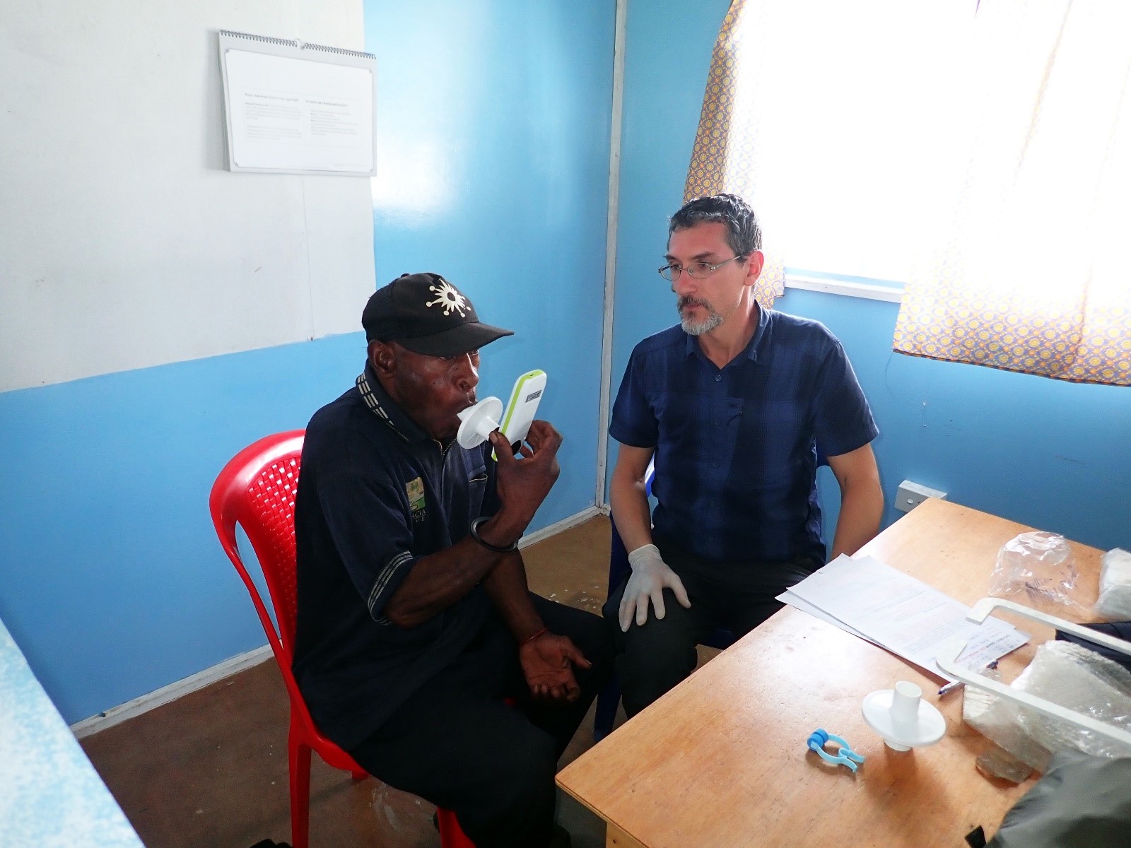 Dr F-X Ricaut à la Mission de Denglagu (vallée de Chimbu) mesurant les capacités pulmonaires d’un habitant du village de Keglsugl (2700 m) à l’aide d’un spiromètre. © Nicolas Brucato - EDB