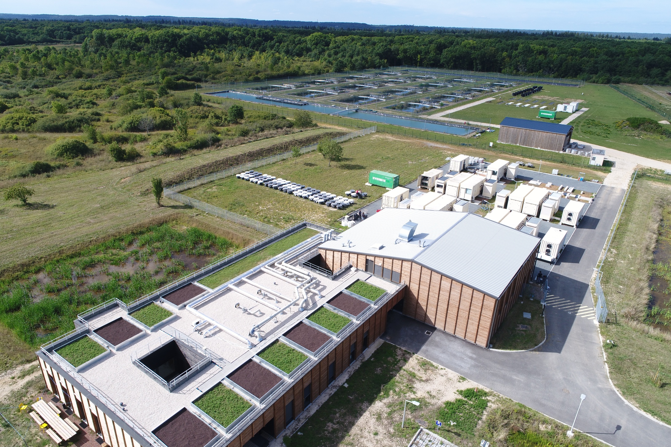 Vue aérienne du bâtiment de l'Ecotron IleDeFrance et de la terrasse d'accueil des chambres climatiques de cet Ecotron.  