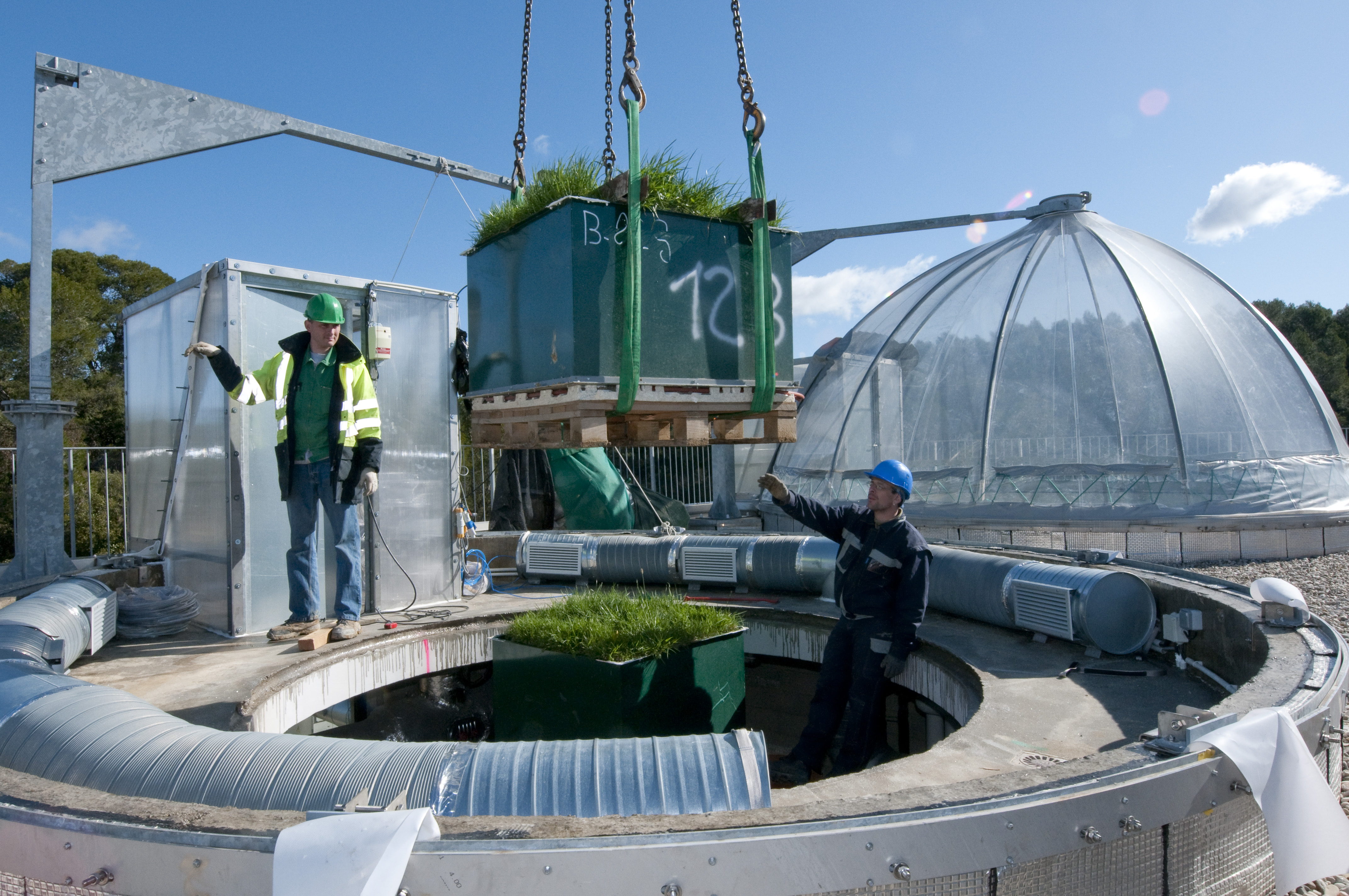 Insertion d’échantillons intacts d’un écosystème prairial dans un macrocosme pour conditionnement (évènements climatiques extrêmes) et mesure du bilan carbone. 