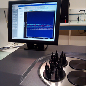Microcalorimètre en cours d’acquisition de données et ampoule microcalorimétrique
